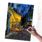 Скреч картина по мотиви на Ван Гог с нощно кафене, процес на изстъргване с инструмент