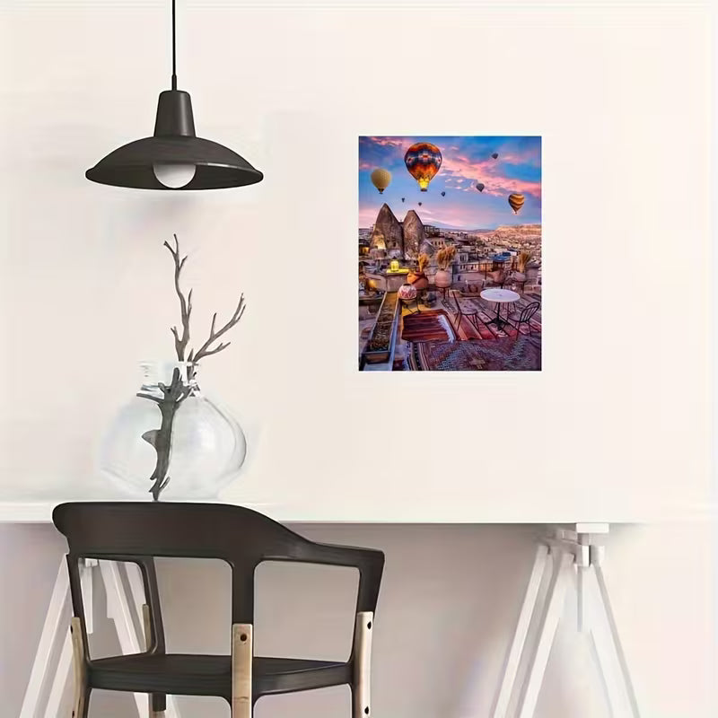 Декоративна картина с пейзаж от Кападокия и балони с горещ въздух при изгрев, поставена като акцентна стенна декорация в модерен интериор.