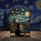 Арт пъзел с черна котка, съзерцаваща „Звездна нощ“ на Ван Гог под магическа луна – идеална декорация и подарък.