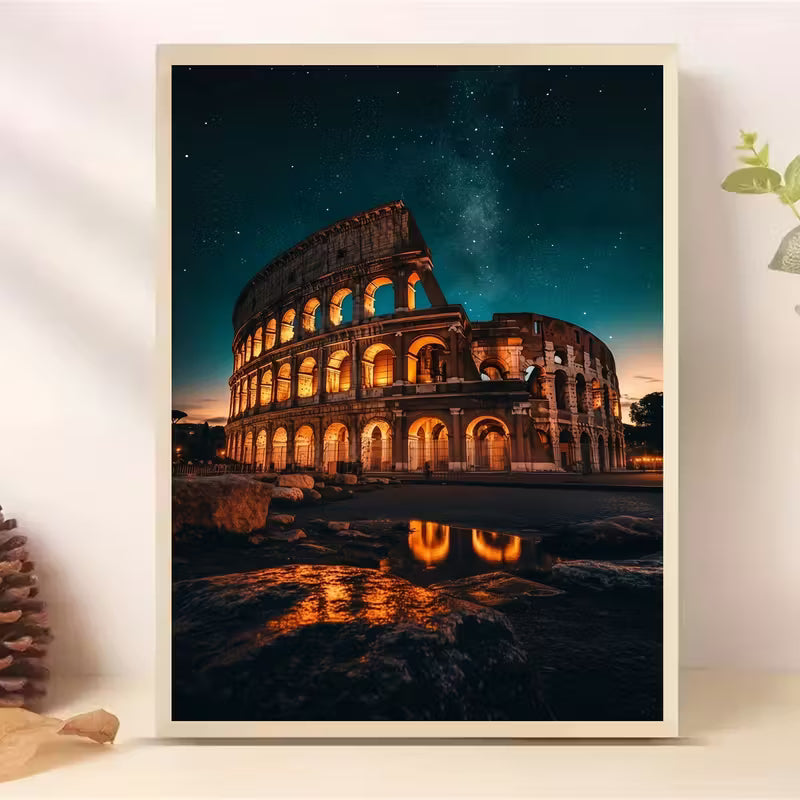 Декоративна картина в рамка с нощен пейзаж на Колизеума в Рим, осветен с топла светлина, със звездно небе и отражения върху каменната настилка.