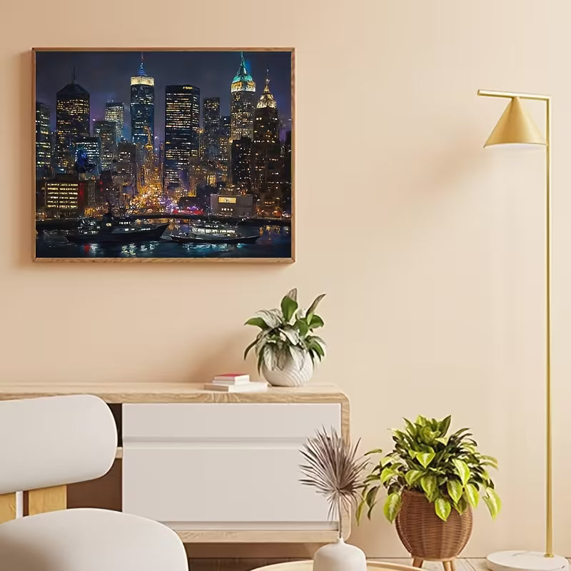 Рамкирана картина с нощен градски пейзаж и осветени небостъргачи, поставена в модерен интериор
