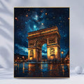 Декоративна картина с илюстрация на Триумфалната арка в Париж през нощта, със звездно небе и отражения върху мокрия паваж, подходяща за елегантна интериорна декорация.