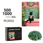 Пъзел с художествена илюстрация на черна котка, седнала във вана и държаща книга, поставена в интериор с розови и тюркоазени плочки, декоративни зелени растения и кръгло огледало на стената, показан като завършено изображение, заедно с кутия на продукта и разпръснати пъзел части, с обозначение за вариант от 500 или 1000 части.