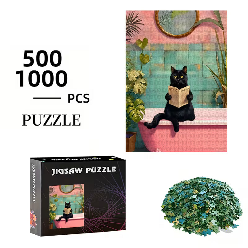 Пъзел с художествена илюстрация на черна котка, седнала във вана и държаща книга, поставена в интериор с розови и тюркоазени плочки, декоративни зелени растения и кръгло огледало на стената, показан като завършено изображение, заедно с кутия на продукта и разпръснати пъзел части, с обозначение за вариант от 500 или 1000 части.