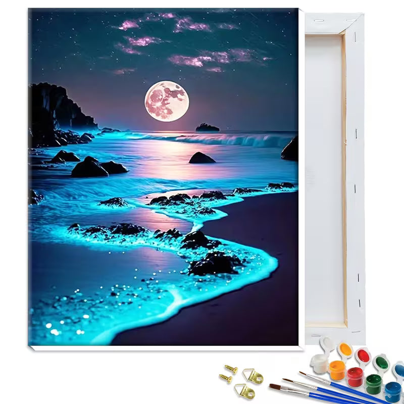 Картина за оцветяване по номера с  нощен морски пейзаж, светеща тюркоазена вода, скали и пълна луна, представен с подрамка, мъниста и инструменти за изработка.