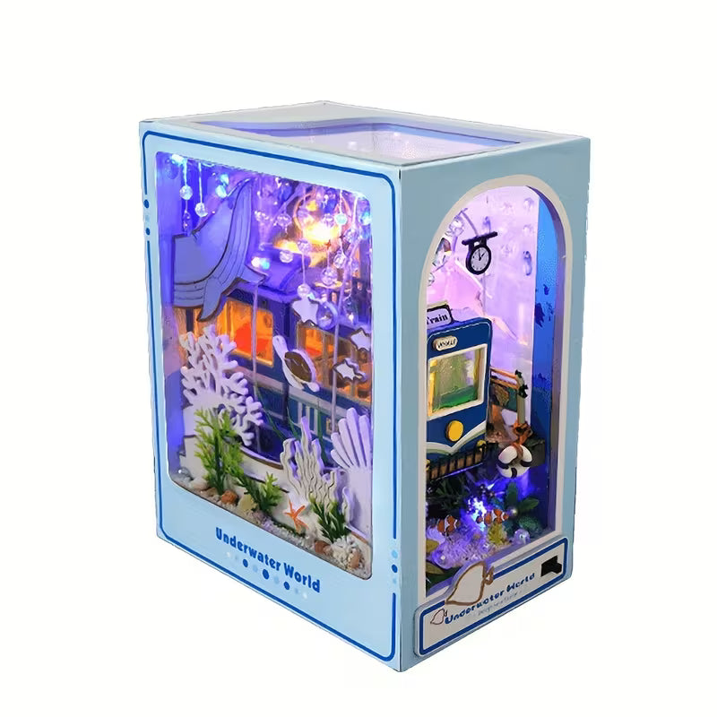 Book nook „Underwater World“ с LED осветление, миниатюрен подводен влак, морски растения и детайли, декоративна книжна ниша с подводна сцена