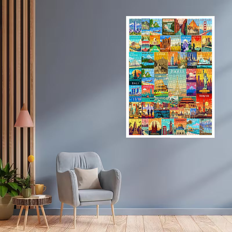 Пъзел с колаж от илюстрации на световни градове и забележителности, подреден в рамка на светлосиня стена до кресло и малка масичка в уютен интериор.
