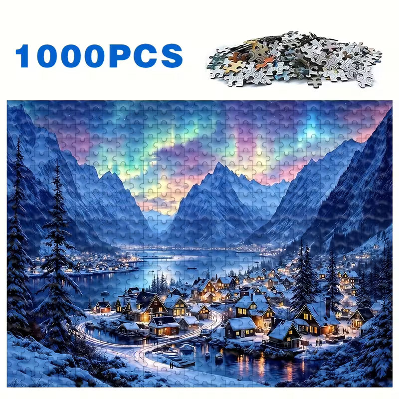 Пъзел от 1000 части с зимен планински пейзаж, малко селце с осветени къщи край езеро и заснежени планини под цветно нощно небе.