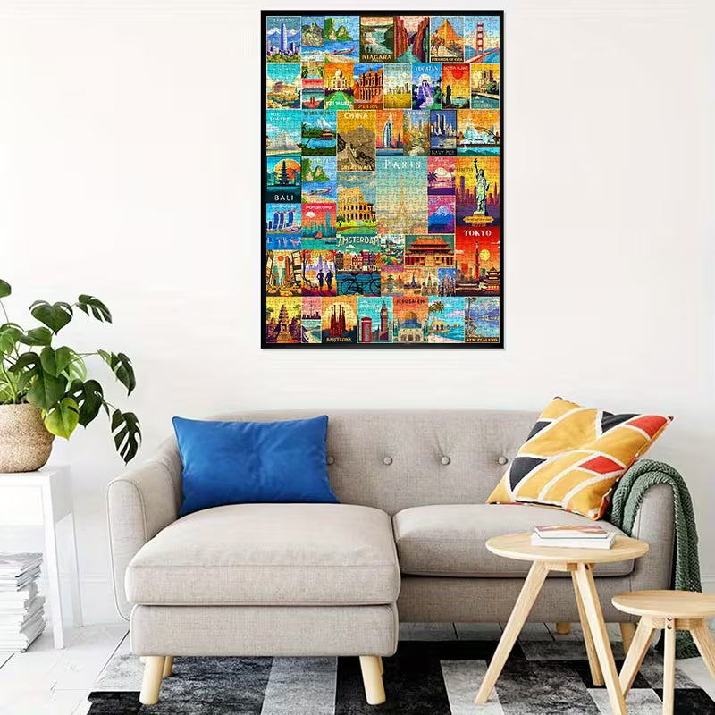 Пъзел с колаж от цветни илюстрации на световни градове и забележителности, поставен в рамка над диван в светъл и модерен интериор.