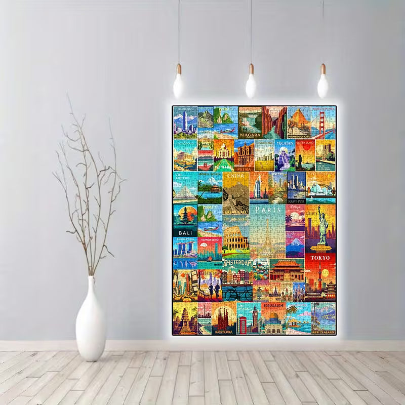 Пъзел с колаж от ярки илюстрации на световни градове и забележителности, окачен на стена с декоративно осветление в минималистичен интериор.