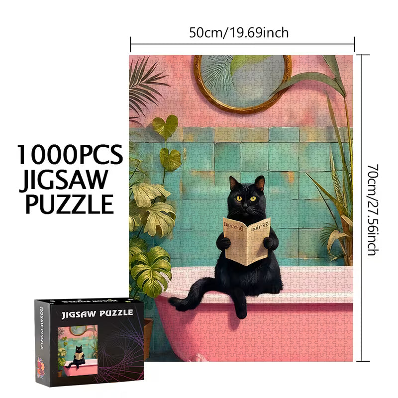 Пъзел от 1000 части с художествена илюстрация на черна котка, седнала във вана и държаща книга, разположена в интериор с пастелни розови и тюркоазени плочки, декоративни растения и кръгло огледало, с ясно обозначени размери 50x70 см и показана опаковка на продукта.