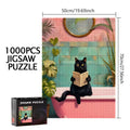 Пъзел от 1000 части с художествена илюстрация на черна котка, седнала във вана и държаща книга, разположена в интериор с пастелни розови и тюркоазени плочки, декоративни растения и кръгло огледало, с ясно обозначени размери 50x70 см и показана опаковка на продукта.