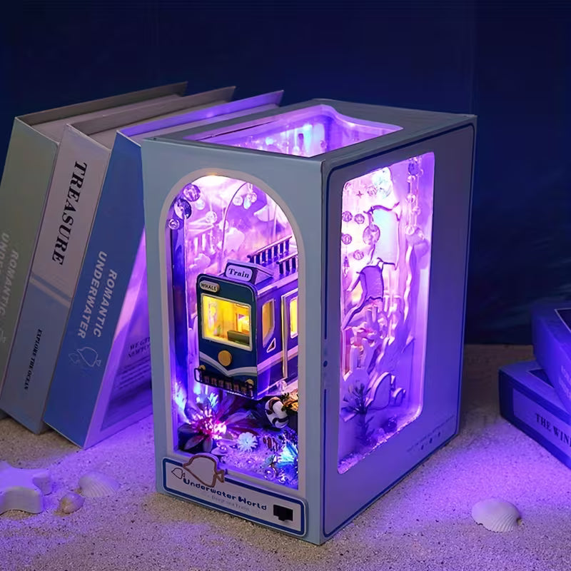 Book nook „Underwater World“ с LED осветление, миниатюрен подводен влак, морски декорации и светещ интериор, декоративна книжна ниша между книги