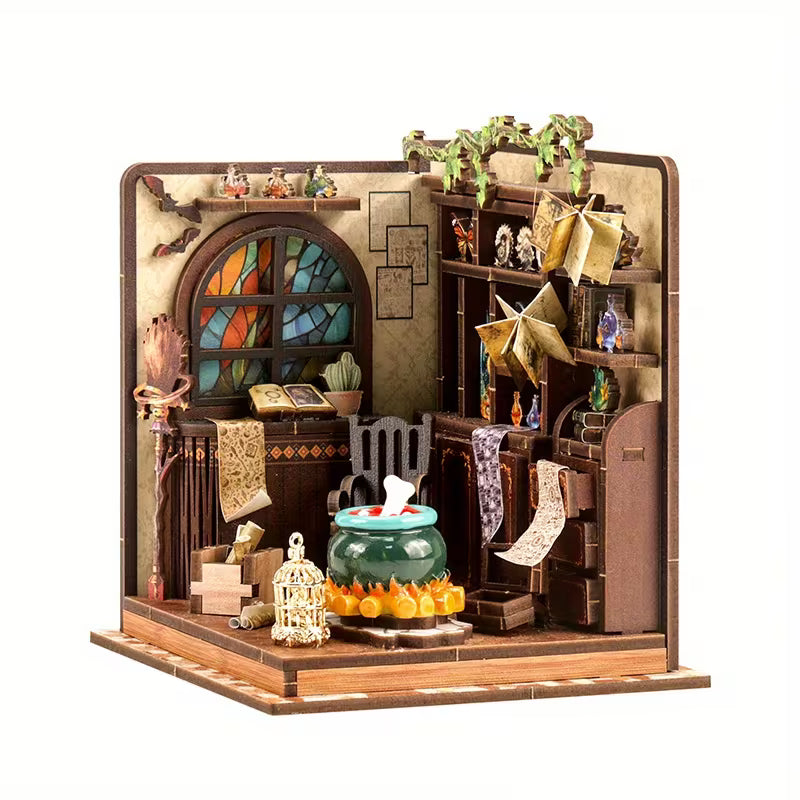 Миниатюрна магическа работилница с дървени рафтове, витражен прозорец, котле с еликсир, свитъци, книги и шишенца, украсена с висящи растения, представена на бял фон