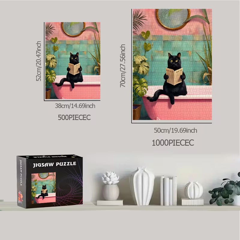 Илюстрация на пъзел с художествено изображение на черна котка, седнала във вана и държаща книга, представен в два размера – вариант с 500 части с размер 38×52 см и вариант с 1000 части с размер 50×70 см, показани като завършени картини в интериорна среда, с видима опаковъчна кутия на пъзела, обозначени размери в сантиметри и инчове, декоративен фон с минималистични вази и растения.