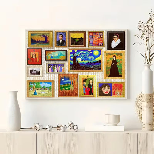 Пъзел с колаж от известни художествени картини, включващ класически и модерни живописни сцени, подреден в светъл интериор с минималистичен декор.
