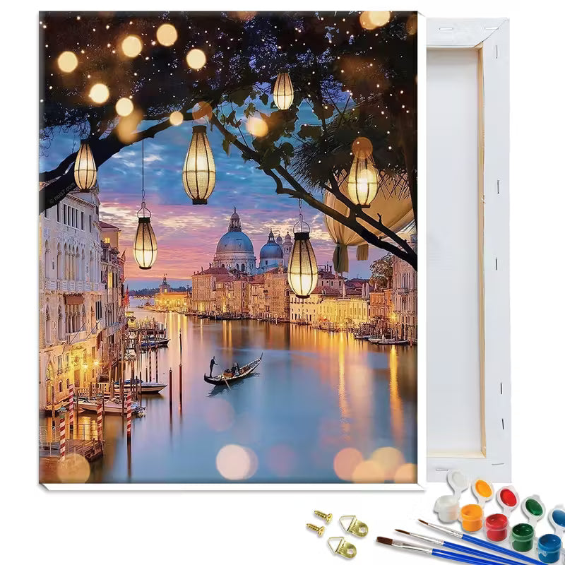 Рисуване по номера с вечерна гледка към Венеция, канал с гондола, осветени сгради и висящи лампи, в топли златисти и сини тонове, показано с платно и комплект бои.