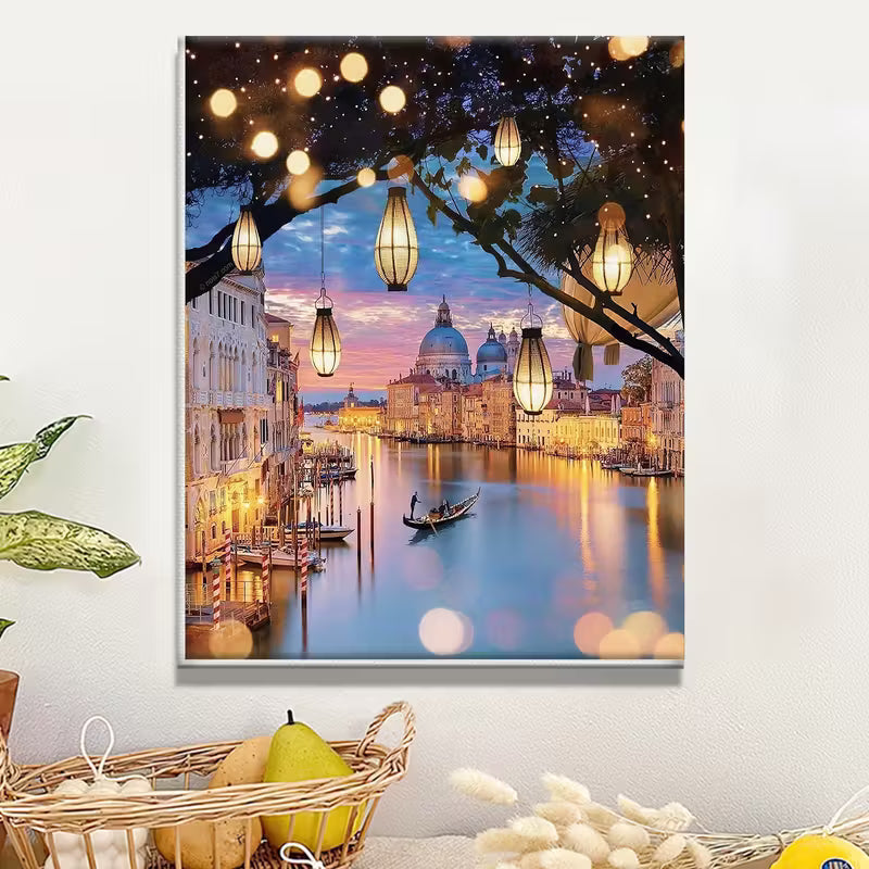 Пъзел с романтична вечерна гледка към Венеция, канал с гондола, осветени сгради и висящи лампи, създаващ топла и магична атмосфера.