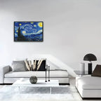 Пъзел „Звездна нощ“ от Ван Гог, подреден и окачен на стена в модерен интериор