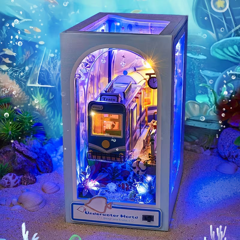 Book nook „Underwater World“ с LED осветление, миниатюрен подводен влак и морски елементи, декоративна книжна ниша в подводна сцена