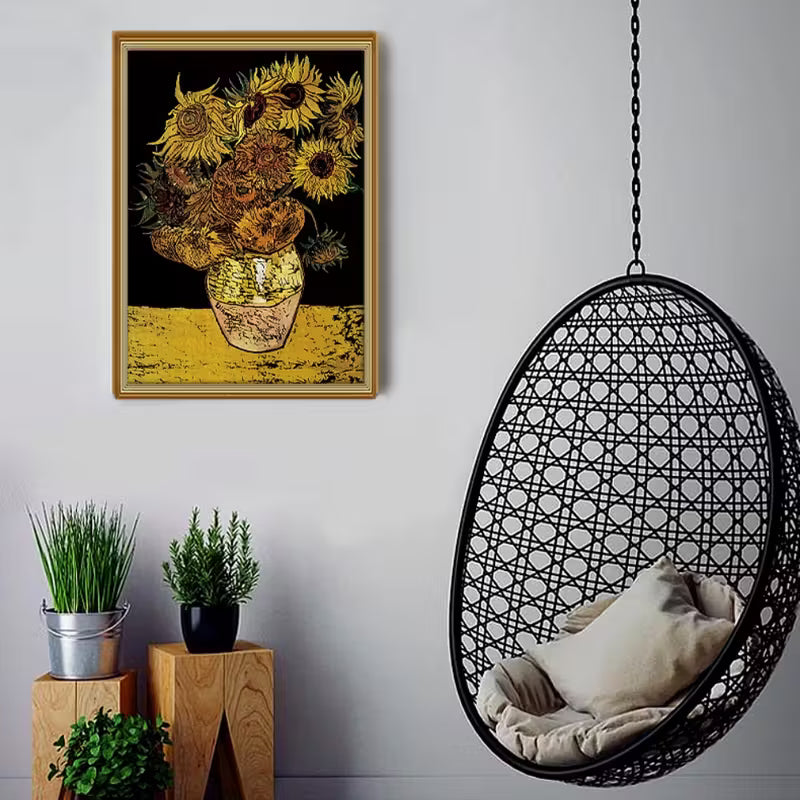 Скреч картина „Слънчогледи“ по Ван Гог, окачена на стена в модерен интериор