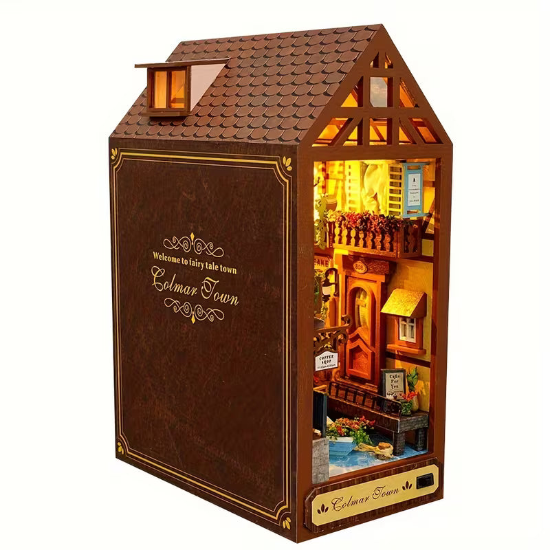Book nook Colmar Town с LED осветление, миниатюрна европейска къща с покрив от керемиди, топло осветен интериор с балкон и фасада, декоративен DIY модел за библиотека