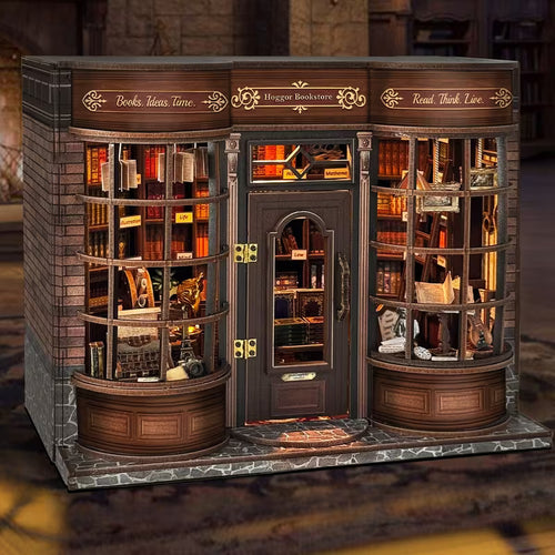 Детайлна миниатюрна фасада на книжарница с витрини, пълни с книги, дървени елементи и топло вътрешно осветление, представена като малък интериорен свят.