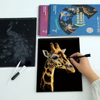 Скреч картина с жираф от серия „Животни“, показан процес на изстъргване и комплект