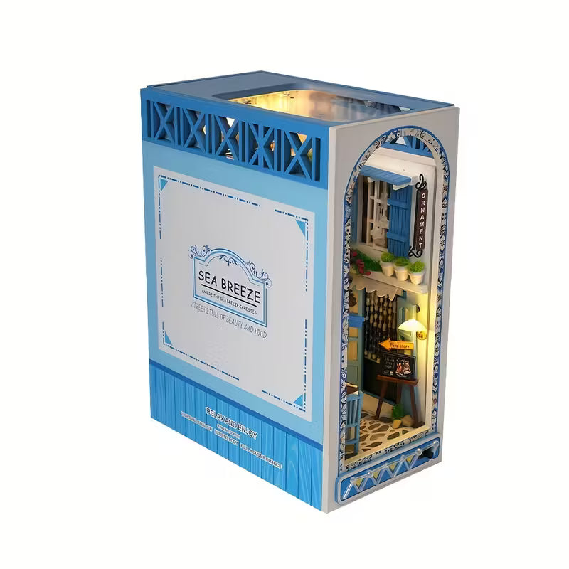 Book nook Sea Breeze с LED осветление, миниатюрна средиземноморска уличка в синьо и бяло, декоративен DIY модел за библиотека, изглед под ъгъл на корпуса и вътрешния интериор