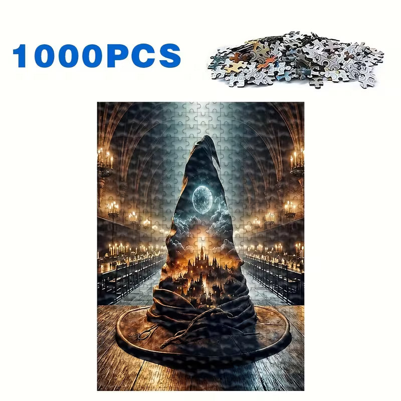 Пъзел от 1000 части с мистична сцена, изобразяваща магическа шапка в готическа зала, със светлини, луна и фантастичен град, разкриващ се във вътрешността.