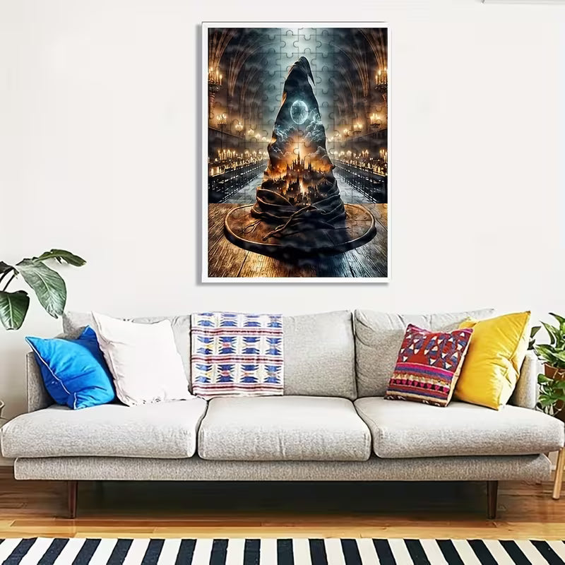 Пъзел с мистична сцена, показан в интериор – изображение на магическа шапка в готическа зала, с луна, светлини и фантастичен град, окачено като завършена картина над диван.