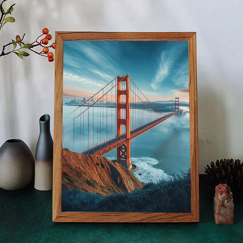 Диамантен гоблен с моста Голдън Гейт над океана, обвит в лека мъгла, с драматично небе и усещане за простор и мащаб.