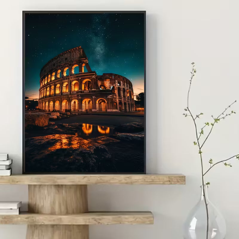 Декоративна картина с нощен пейзаж на Колизеума в Рим, осветен с топла светлина, със звездно небе и отражения върху каменната настилка, подходяща за елегантен интериор.