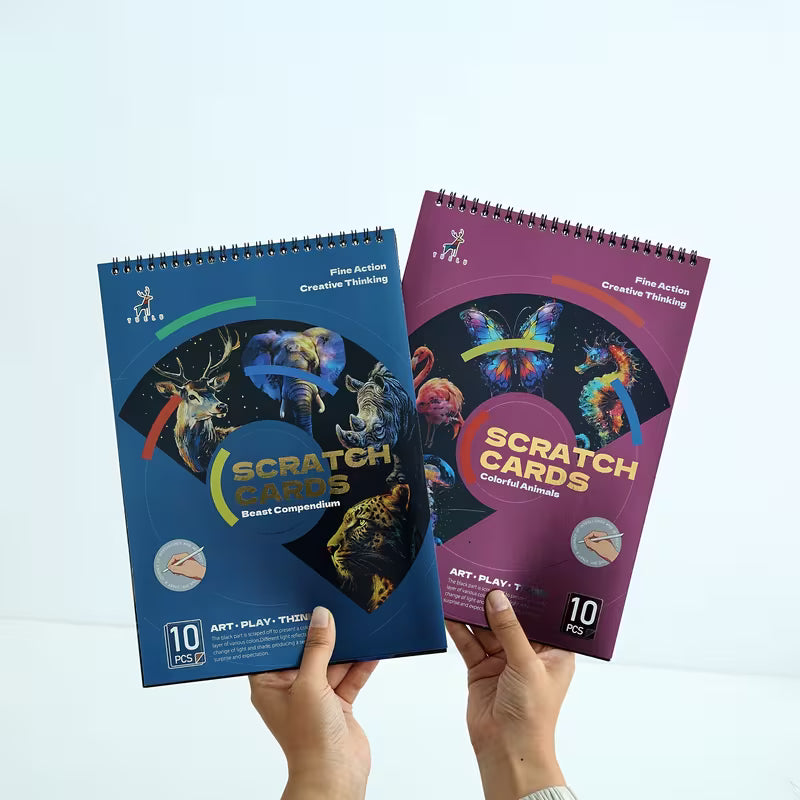 Комплекти скреч картини „Животни“ и „Цветни животни“, показани в ръце за мащаб