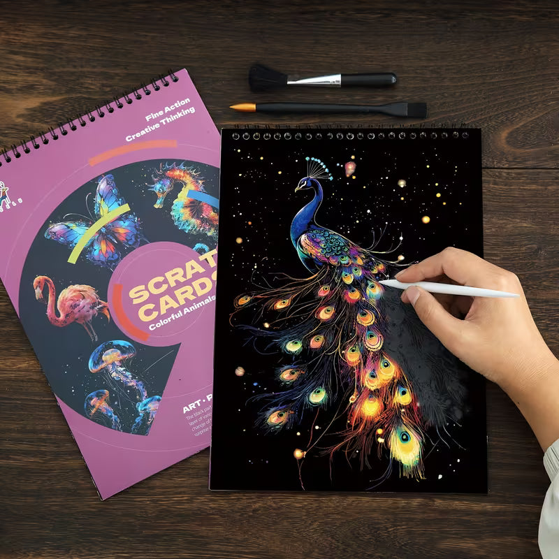 Скреч картина с паун от серия „Цветни животни“, процес на изстъргване с инструмент