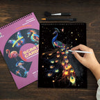 Скреч картина с паун от серия „Цветни животни“, процес на изстъргване с инструмент