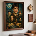 Декоративна картина в рамка с портретна композиция на магически герои, младеж с очила на преден план, сова и замък на заден фон, подходяща за тематична интериорна декорация.