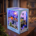 Миниатюрен book nook модел „Underwater World“ с LED осветление, подводна сцена с влак, риби и морски елементи, декоративен аксесоар за библиотека